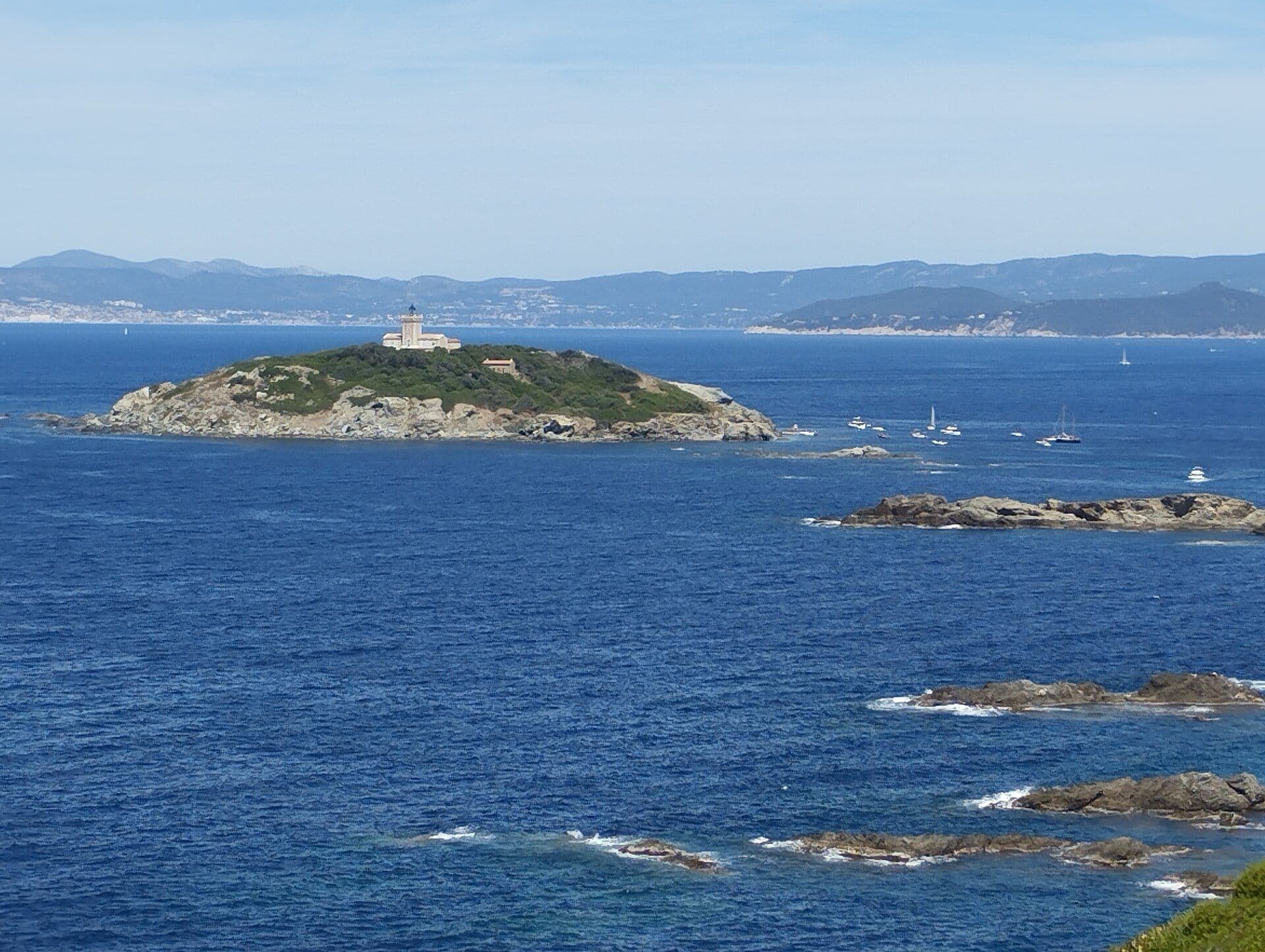 Îlot surmonté d'un phare dans l'archipel des Embiez